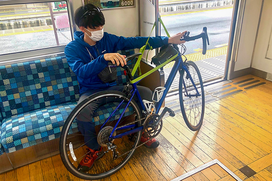 スタンドのない自転車は 、専用ベルト等で自転車を手すりに固定してください