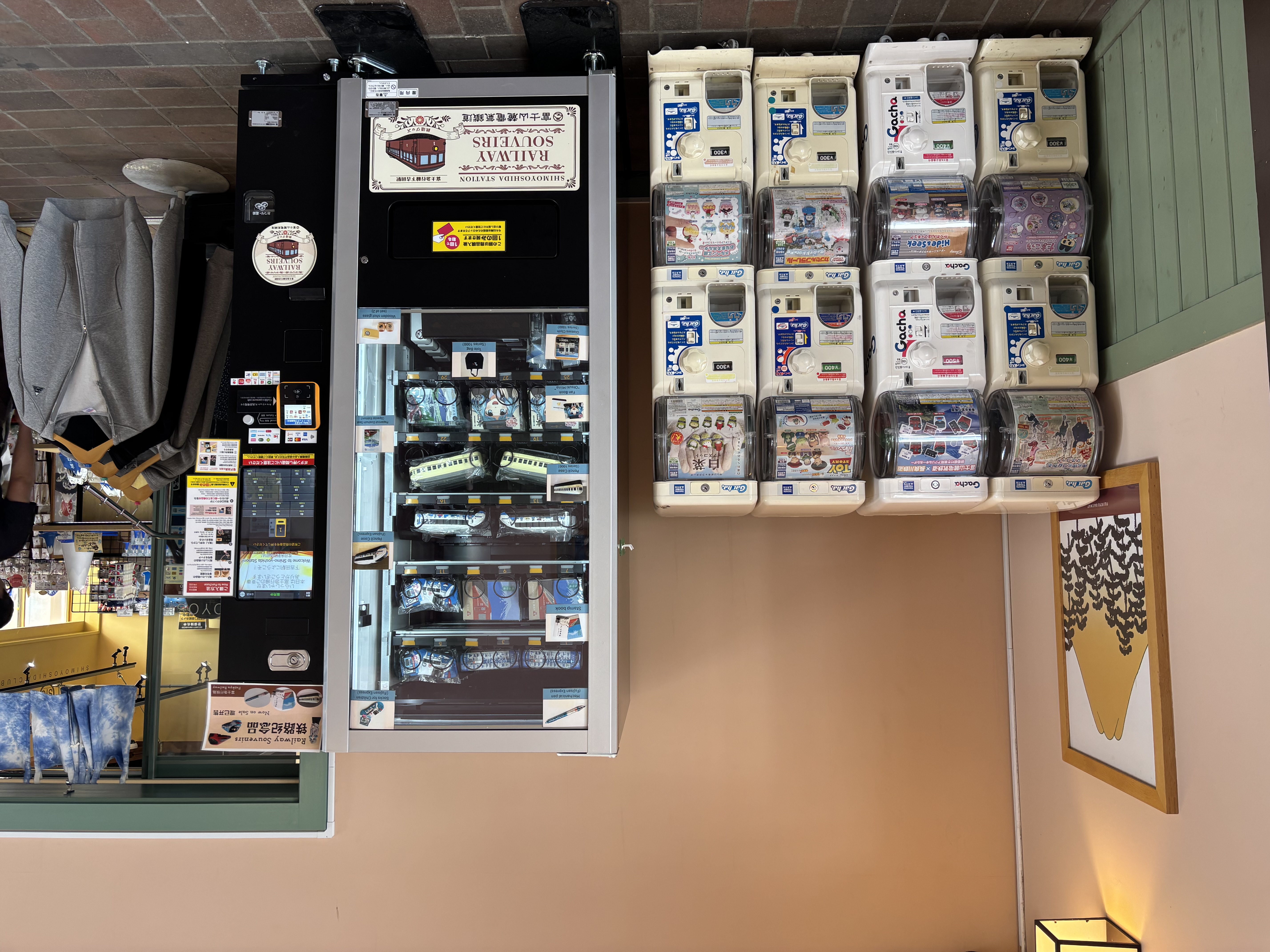 下吉田駅構内にオープン！富士急行線グッズ販売用自動販売機について